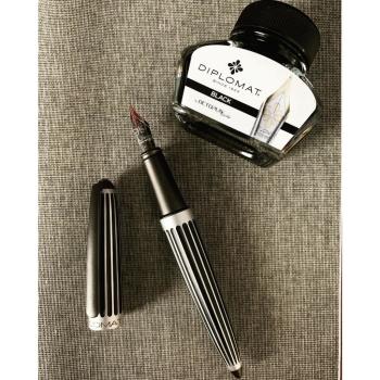 Diplomat Füllhalter Aero "stripes black"