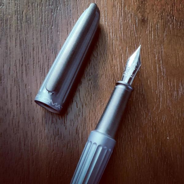 Diplomat Füllhalter Aero grau